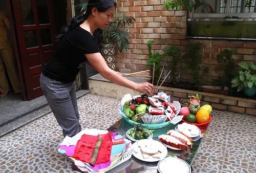 Bài Khấn Biến Hóa Thức Ăn Trong Nghi Cúng Cô Hồn: Toàn Văn & Cách Đọc