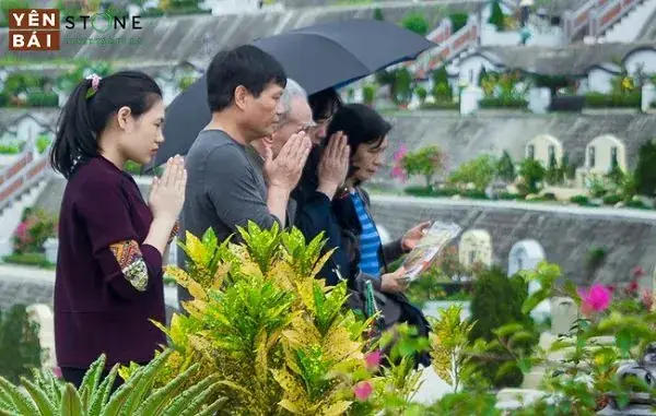 Văn Khấn Cúng Bao Quanh Khu Mộ (ngoài Mộ) Chuẩn Nhất: Lễ Vật, Thứ Tự Lễ Bái & Các Mẫu Áp Dụng Đa Dạng