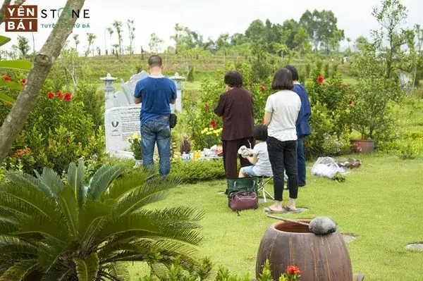 Văn Khấn Cúng Bao Quanh Khu Mộ (ngoài Mộ) Chuẩn Nhất: Lễ Vật, Thứ Tự Lễ Bái & Các Mẫu Áp Dụng Đa Dạng