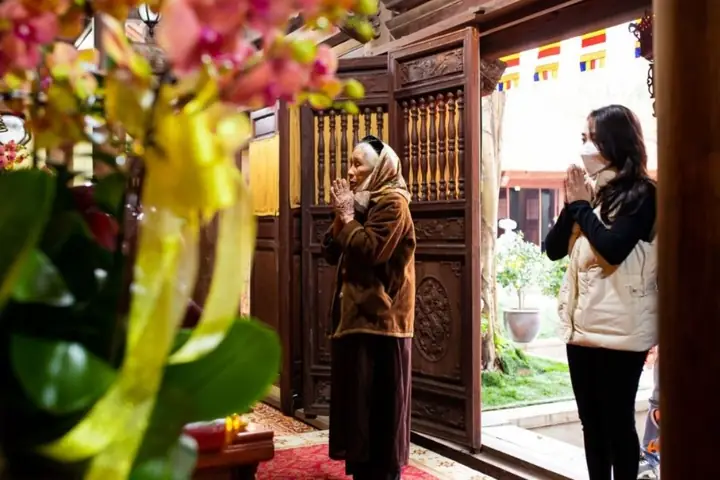 Hướng Dẫn Bài Cúng Đầu Năm Ngoài Trời Tại Chùa: Văn Khấn Chuẩn, Thứ Tự Hành Lễ & Lễ Vật Đầy Đủ Hướng Dẫn Bài Cúng Đầu Năm Ngoài Trời Tại Chùa: Văn Khấn Chuẩn, Thứ Tự Hành Lễ & Lễ Vật Đầy Đủ