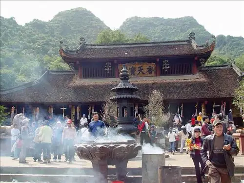 Bài Văn Cúng Chùa Hương Tích Hà Tĩnh: Mẫu Văn Khấn Đầy Đủ Và Lễ Vật Bài Văn Cúng Chùa Hương Tích Hà Tĩnh: Mẫu Văn Khấn Đầy Đủ Và Lễ Vật