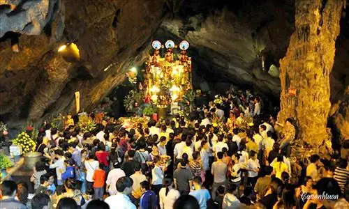 Bài Văn Cúng Chùa Hương Tích Hà Tĩnh: Mẫu Văn Khấn Đầy Đủ Và Lễ Vật Bài Văn Cúng Chùa Hương Tích Hà Tĩnh: Mẫu Văn Khấn Đầy Đủ Và Lễ Vật