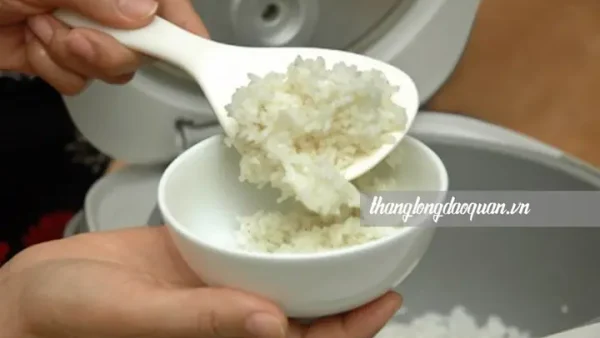 Ăn Cơm Sống Có Điềm Gì? Giải Mã Ý Nghĩa Tâm Linh Và Góc Nhìn Thực Tế