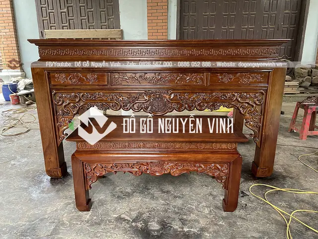 Chọn Bàn Gỗ Gụ Bày Cơm Cúng: Mẫu Mã, Kích Thước Và Thiết Kế Cho Phòng Thờ Chọn Bàn Gỗ Gụ Bày Cơm Cúng: Mẫu Mã, Kích Thước Và Thiết Kế Cho Phòng Thờ