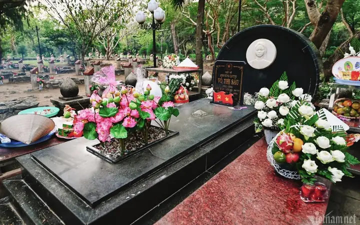 Lịch Cúng Cô Sáu Côn Đảo Chi Tiết: Ngày Giỗ Chính, Các Ngày Cúng Thường & Hướng Dẫn Lễ Chuẩn Tâm Linh