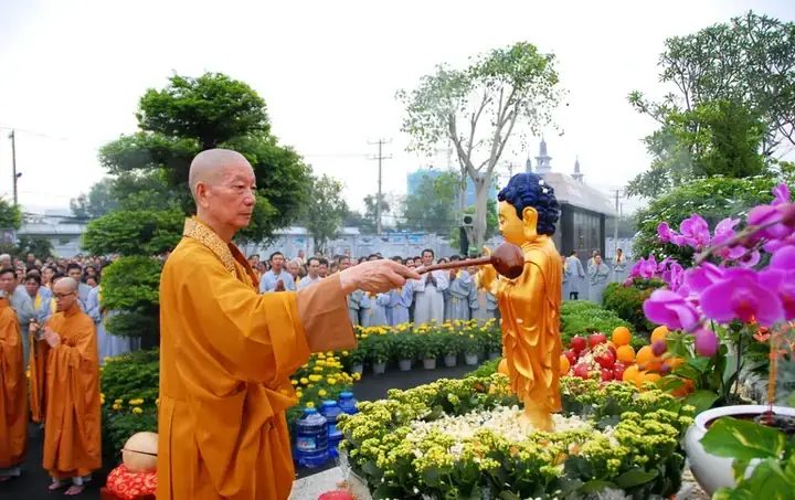 Cách Đổ Nước Cúng Trời Phật Đúng Cách: Bao Nhiêu Nước, Dùng Mấy Chén? Cách Đổ Nước Cúng Trời Phật Đúng Cách: Bao Nhiêu Nước, Dùng Mấy Chén?