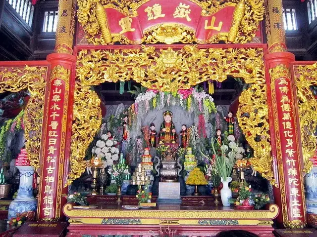 Cách Thờ Cúng Ngũ Công Vương Phật Cho Gia Đình: Lập Bàn, Chọn Lễ Vật Và Nghi Thức Từng Bước