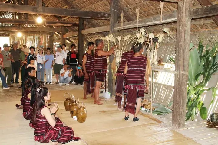 Giải Thích Các Thể Loại Thờ Cúng Thần Linh Ở Việt Nam: Ý Nghĩa Và Đặc Điểm Giải Thích Các Thể Loại Thờ Cúng Thần Linh Ở Việt Nam: Ý Nghĩa Và Đặc Điểm
