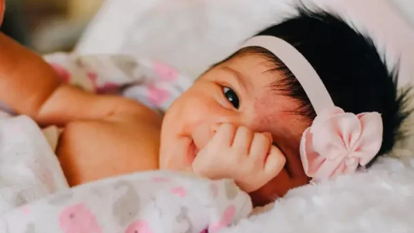 Chồng Nằm Mơ Thấy Vợ Sinh Con Gái Là Điềm Báo Gì, Tốt Hay Xấu?