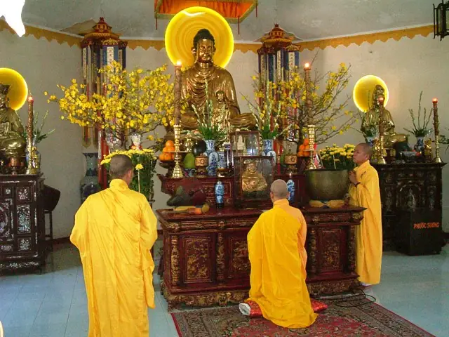 Cúng Ban Tam Bảo Đúng Nghi Lễ: Hướng Dẫn Chi Tiết Từng Bước Cúng Ban Tam Bảo Đúng Nghi Lễ: Hướng Dẫn Chi Tiết Từng Bước