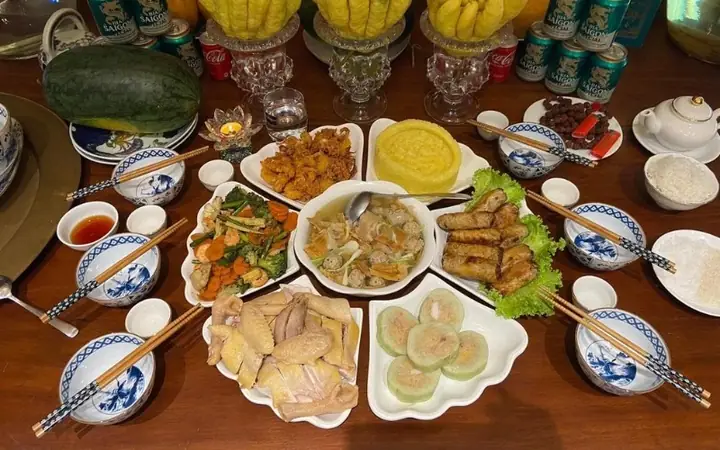 Hướng Dẫn Nghi Thức Cúng Cơm Miền Trung Chi Tiết: Mâm Lễ, Văn Khấn Và Quy Trình Chuẩn Từ A-Z Hướng Dẫn Nghi Thức Cúng Cơm Miền Trung Chi Tiết: Mâm Lễ, Văn Khấn Và Quy Trình Chuẩn Từ A-Z
