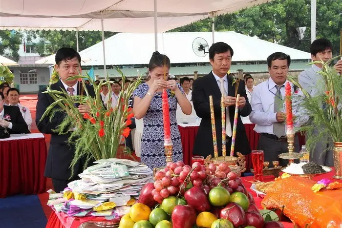 Hướng Dẫn Chi Tiết Nghi Thức Cúng Đặt Gạch Xây Mộ: Lễ Vật, Văn Khấn, Trình Tự Và Lưu Ý Quan Trọng