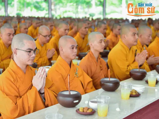 Cúng Dường Trai Tăng Là Gì? Ý Nghĩa, Công Đức, Nghi Thức & Những Lưu Ý Quan Trọng Cúng Dường Trai Tăng Là Gì? Ý Nghĩa, Công Đức, Nghi Thức & Những Lưu Ý Quan Trọng