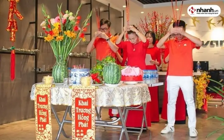 Mâm Cúng Khai Trương Mùng 4 Gồm Những Gì? Danh Sách Lễ Vật Chuẩn & Cách Bày Đúng Nghĩa Lễ