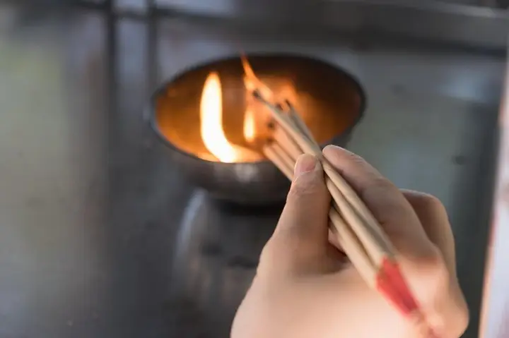 Cúng Mùng 1 Buổi Tối Có Nên Không? Lý Do, Quy Tắc Và Những Taboo Cần Tránh Cúng Mùng 1 Buổi Tối Có Nên Không? Lý Do, Quy Tắc Và Những Taboo Cần Tránh