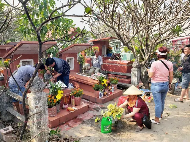 Cúng Tạ Mộ Có Được Đem Đồ Cúng Về Nhà? Nguyên Nhân Và Lưu Ý Quan Trọng