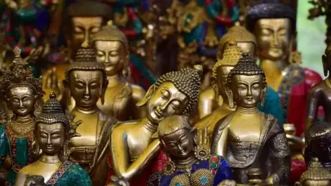 Cúng Vái Tổ Tiên Có Phải Đạo Phật Không? Làm Rõ Quan Điểm Phật Giáo & Cách Thực Hành Đúng Tinh Thần Hiếu Đạo