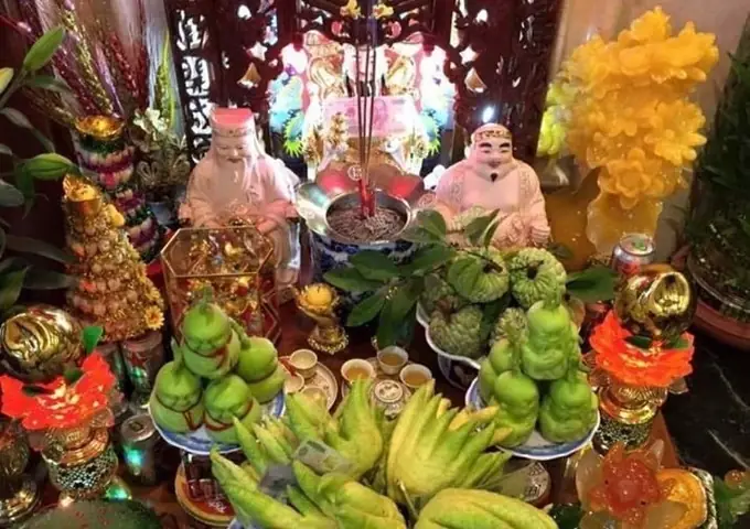 Cúng Vàng Tại Bàn Thờ Thần Tài: Có Nên Không? Phân Biệt Vàng Thật & Vàng Mã, Quy Trình Chuẩn & Văn Khấn Mẫu