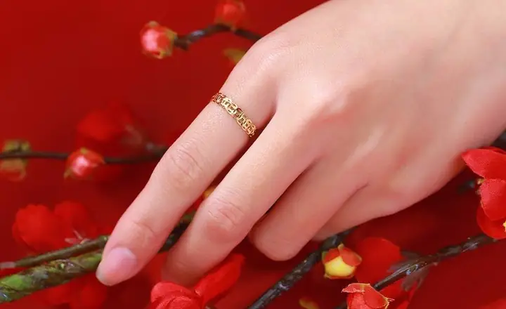 Cúng Vàng Tại Bàn Thờ Thần Tài: Có Nên Không? Phân Biệt Vàng Thật & Vàng Mã, Quy Trình Chuẩn & Văn Khấn Mẫu