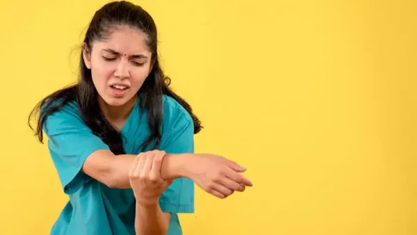 Đau Cổ Tay Phải Điềm Báo Gì Hay Dấu Hiệu Cảnh Báo Bệnh Lý Về Xương Khớp?