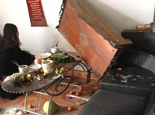 Do Kỹ Thuật Lắp Đặt Không Chắc Chắn Và Để Quá Nhiều Đồ Vật Nặng