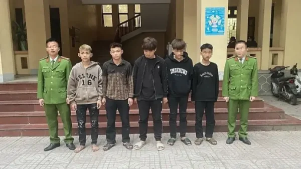 Điềm Báo Bị Ném Đá Vào Xe Là Gì Và Hệ Lụy Pháp Lý Khôn Lường Tài Xế Cần Biết