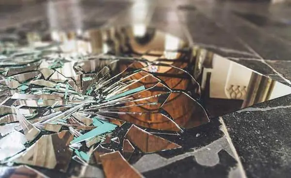 Quy Trình Các Bước Xử Lý An Toàn Và Hóa Giải Vận Xui Khi Lỡ Làm Vỡ Gương