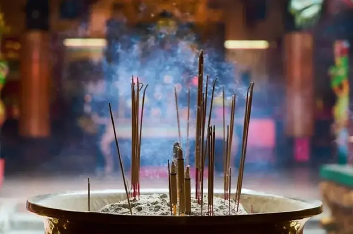 Điềm Báo Khi Bát Nhang Cháy Là Gì? Ý Nghĩa, Nguyên Nhân Và Cách Xử Lý An Toàn
