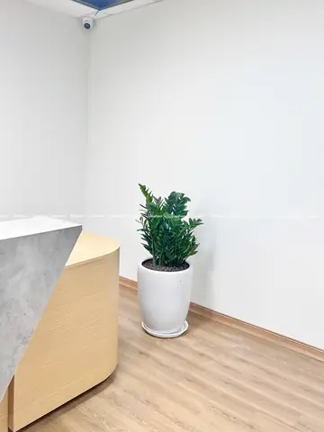 Kim Đâm Vào Tay Là Điềm Gì? Giải Mã Hiện Tượng Theo Góc Nhìn Tâm Linh
