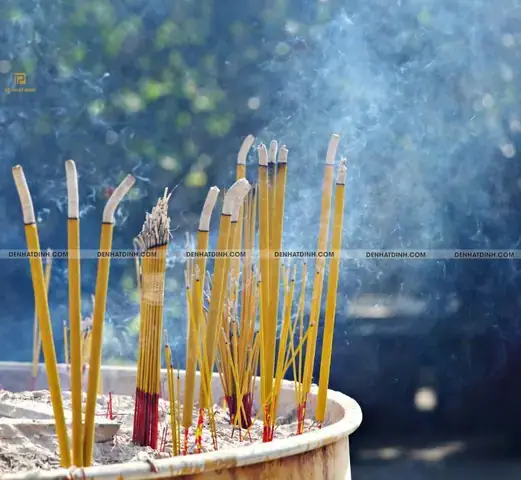 Làm Rơi Nhang Khi Đang Khấn Vái Báo Hiệu Điều Gì Về Mặt Tâm Linh? Làm Rơi Nhang Khi Đang Khấn Vái Báo Hiệu Điều Gì Về Mặt Tâm Linh?