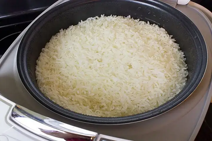 Nấu Cơm Sống Có Phải Là Điềm Xui Rủi Hay Không?