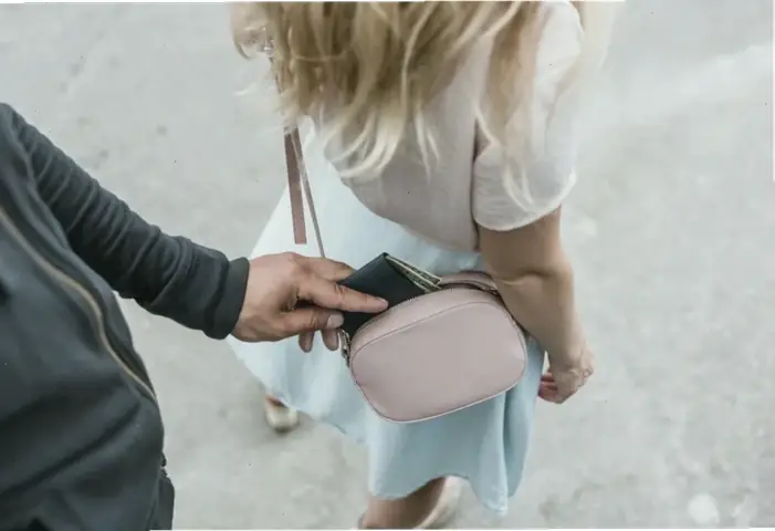 Minh Họa Tình Huống Mất Trang Sức Cảnh Báo Trở Ngại Sự Nghiệp