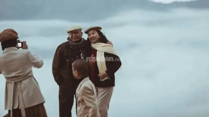Đoàn Người Cùng Nhau Khám Phá Địa Điểm Du Lịch Mới