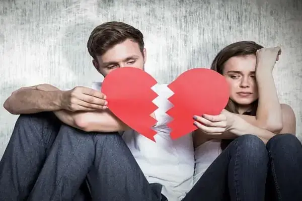 Hình Ảnh Chồng Yêu Thương Và Chăm Sóc Mang Lại Cảm Giác An Toàn