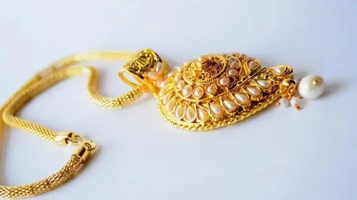 Kiểu Dáng Và Màu Sắc Của Dây Chuyền Vàng Trong Mơ Ảnh Hưởng Gì Đến Điềm Báo?
