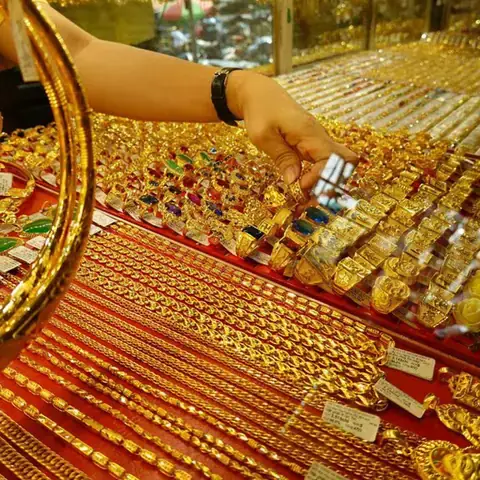 Nằm Mơ Thấy Mình Đeo Dây Chuyền Vàng Có Ý Nghĩa Gì Trong Tình Cảm?