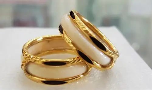Mơ Thấy Đeo Nhẫn Ở Ngón Áp Út Và Ngón Út Mang Điềm Báo Tốt Hay Xấu?