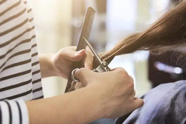 Giấc Mơ Cắt Tóc Cho Người Thân, Bạn Bè Mang Ý Nghĩa Gì?