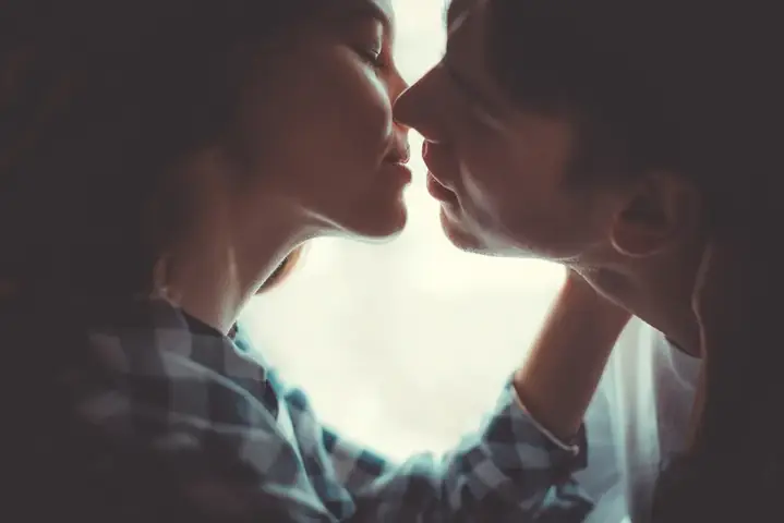 Giải Mã Giấc Mơ Thấy Làm Tình Với Người Quen: Điềm Báo Gì Và Góc Nhìn Tâm Lý Học