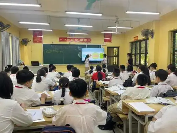 Ý Nghĩa Tâm Linh Và Tâm Lý Đằng Sau Giấc Mơ Lớp Học Đông Người Là Gì?