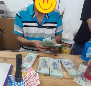 Giải Mã Giấc Mơ Thấy Người Cầm Vé Số: Điềm Báo Tốt Hay Xấu Và Con Số Gợi Ý