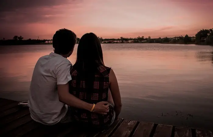 Hình Ảnh Minh Họa Cho Áp Lực Cuộc Sống Và Sự Thiếu Gắn Kết Trong Hôn Nhân