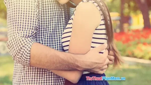 Giải Mã Giấc Mơ Thấy Người Yêu Cũ Ôm Mình Mang Điềm Báo Gì Về Tình Cảm Và Tiềm Thức?