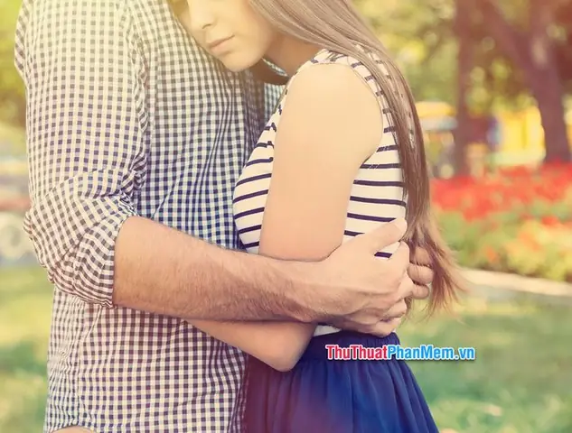 Giải Mã Giấc Mơ Thấy Người Yêu Cũ Ôm Mình Mang Điềm Báo Gì Về Tình Cảm Và Tiềm Thức?
