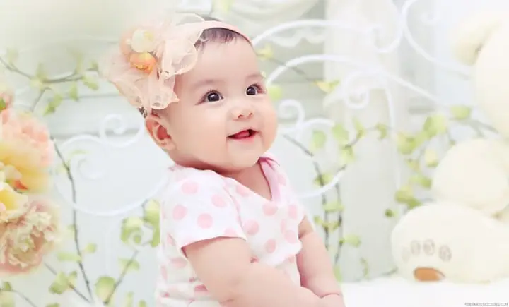 Bé Gái Mỉm Cười Đáng Yêu Tượng Trưng Cho Dự Định Sớm Thành Hiện Thực