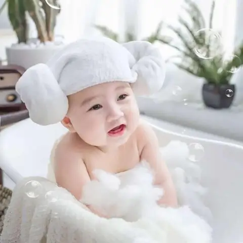 Hình Ảnh Em Bé Trai Kháu Khỉnh Mang Lại Nhiều Điềm Báo May Mắn