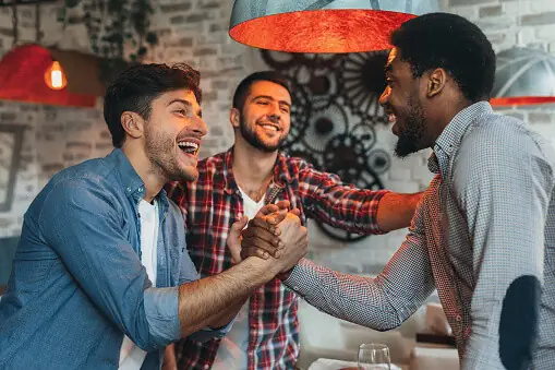 Ba Người Bạn Cũ Đang Gặp Gỡ Vui Vẻ Tại Quán Bia Ba Người Bạn Cũ Đang Gặp Gỡ Vui Vẻ Tại Quán Bia