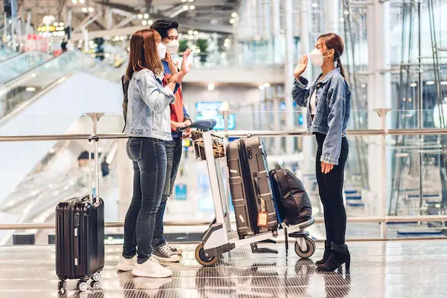 Cặp Đôi Đeo Khẩu Trang Gợi Nhớ Những Chuyến Đi Xa Cặp Đôi Đeo Khẩu Trang Gợi Nhớ Những Chuyến Đi Xa