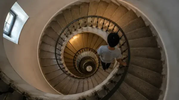 Giải Mã Ý Nghĩa Giấc Mơ Trượt Cầu Thang: Điềm Báo Và Tâm Lý Học Chi Tiết