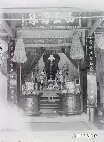 Không Gian Gian Thờ Cúng Người Việt Xưa: Kiến Trúc, Bài Trí Và Ý Nghĩa Tâm Linh Truyền Thống